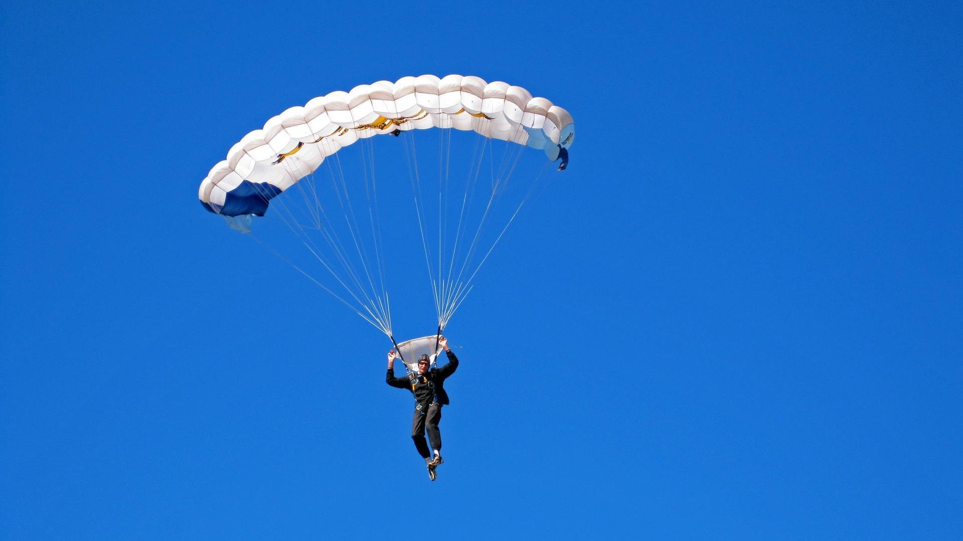 米切尔在焦点战证明自己，辽宁队带走猛龙