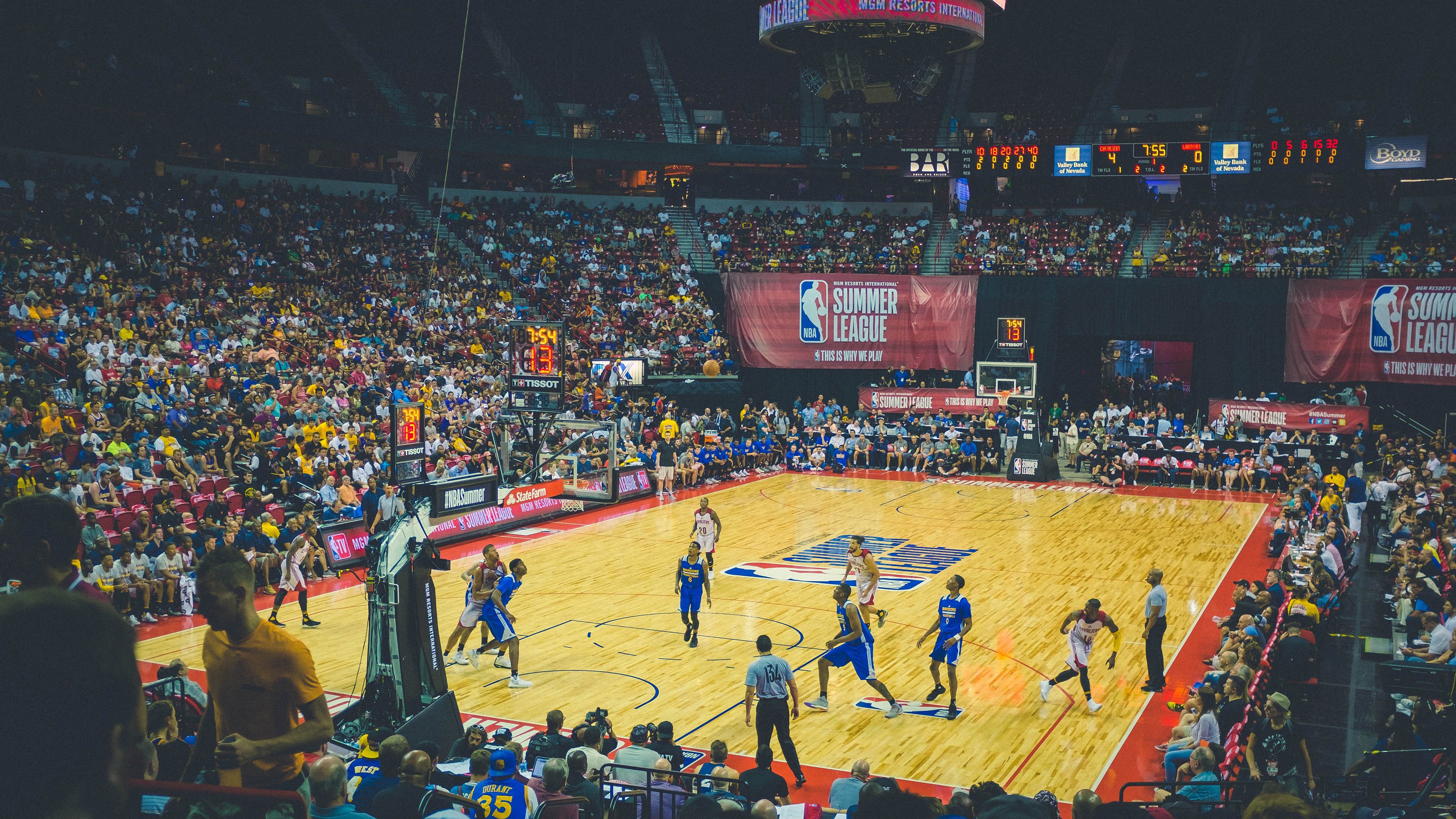 北欧童话与引擎轰鸣，当足球绝杀遇上F1接管，体育如何定义关键时刻